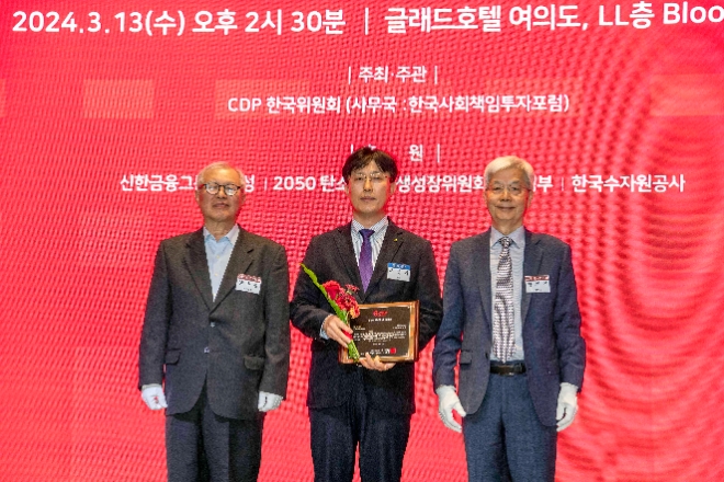 현대건설은 글로벌 지속가능경영 평가기관인 ‘CDP(탄소정보공개 프로젝트) 한국위원회’로부터 CDP Korea 기후변화 대응 부문 6년 연속 ‘명예의 전당’ 수상과 동시에 CDP 최상위 등급인 ‘플래티넘 클럽’을 3년 연속 등극했다고 14일 밝혔다. 사진은 ‘2023 CDP 코리아 어워드’ 시상식에서 (가운데)현대건설 안전사업지원실장 추영기 상무가 CDP 한국위원회 주요 관계자들과 기념촬영을 하는 모습. (사진 = 현대건설 제공)