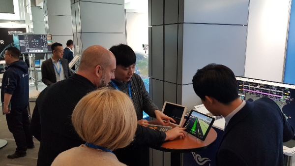 지난 3월 12일부터 14일까지 캐나다 몬트리올에서 열린 ‘2024년 국제민간항공기구 신기술박람회’에서 참관객이 인천공항 항공기 지상이동 3D 내비게이션과 지상관제·통제시스템(A-SMGCS)을 직접 시연해보고 있다. / 사진=인천공항공사 제공