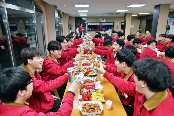 BBQ가 현업과의 소통을 강화해 기존의 틀을 깬 S-OJT교육 프로그램의 일환으로 선·후배들과 캔 미팅을 진행하고 있다. / 사진=BBQ 제공