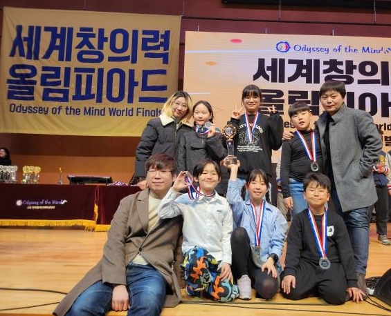 사진: 1열 왼쪽부터 노훤,손승아,박시온 2열 왼쪽부터 장희윤,우승영,이윤호