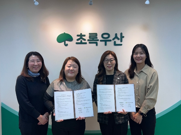 왼쪽부터 서울시한부모가족복지시설협회 류한나 부회장·김한나 회장, 초록우산 신정원 서울지역본부장, 권한나 서울시한부모가족복지시설협회 부회장