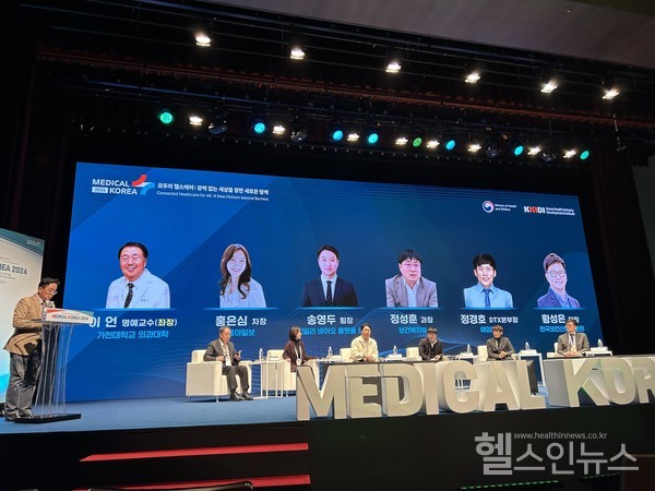 ‘디지털치료제의현재와미래’포럼에서패널토론이진행되고있다.(왼쪽부터)이언대한신경외과디지털융합연구회명예회장,홍은심동아일보차장,송영두이데일리바이오플랫폼센터팀장,정성훈보건복지부보험급여과장,정경호에임메드DTX본부장,황성은한국보건산업진흥원의료기기화장품산업단장