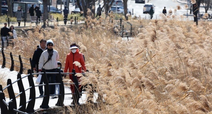 휴일인 10일 대구 수성구 수성못을 찾은 시민들이 산책로를 걷고 있다.