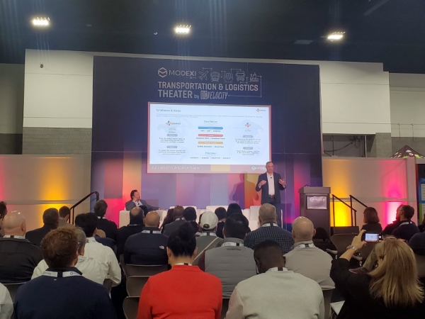 CJ대한통운 미국법인 CJLA의 션 무어(Sean Moore) 최고정보관리책임자(CIO)가 미국 물류박람회 'MODEX 2024' 참석자들을 대상으로 선진화된 창고관리시스템 선택의 중요성을 설명하고 있다. / 사진=CJ대한통운 제공