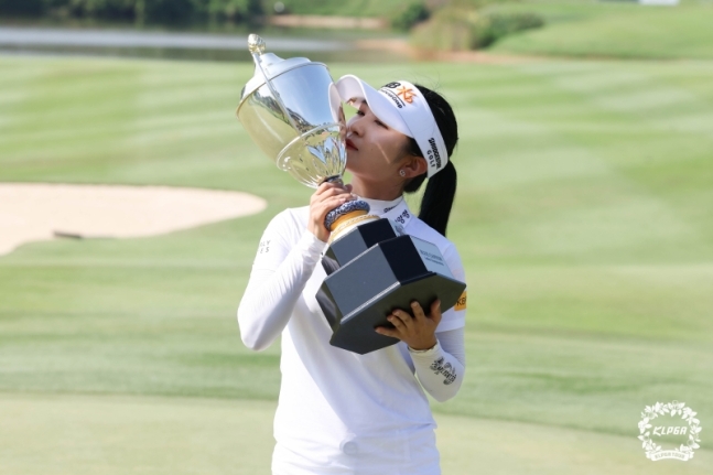 사진 = 이예원이 우승 트로피에 입맞춤 하고 있다.