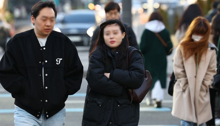 서울의 아침 기온이 영하권으로 떨어지며 쌀쌀한 날씨를 보인 지난 8일 오전 서울 종로구 세종대로 사거리에서 두꺼운 외투를 입은 시민들이 발걸음을 옮기고 있다.