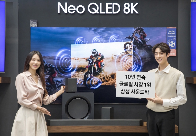 삼성전자는 사운드바 시장에서도 10년 연속 글로벌 판매 1위를 기록했다고 18일 밝혔다. 사진은 삼성전자 모델이 사운드바 10년 연속 글로벌 시장 1위 달성을 기념하며, 2024년형 사운드바 'HW-Q990D'와 2024년형 Neo QLED 8K 제품을 소개하고 있는 모습. (사진 = 삼성전자 제공)