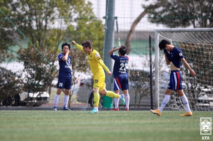 사진=한울FC 백재우(노란색 유니폼)가 상대 자책골이 터진 후 기뻐하고 있다.