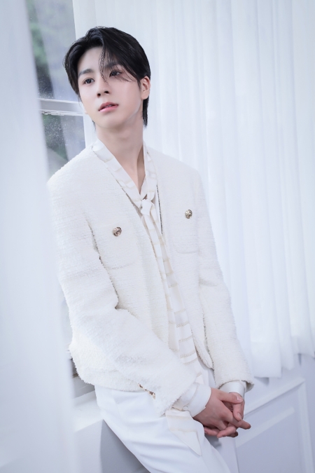 가수 정동원 공식팬클럽 ‘우주총동원’ 회원들이 정동원의 생일을 기념하며 사랑의달팽이에 기부금 1천만 원을 전달