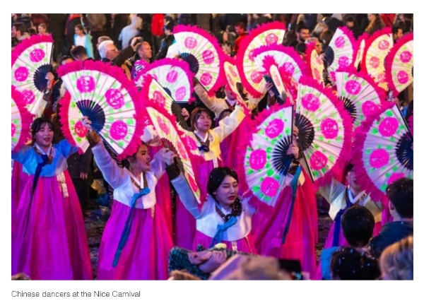 지난 달 뉴욕 차이나타운에서 펼쳐진 대형 퍼레이드 행사에 수 많은 외국인 관광객들 앞에서 중국인들이 부채춤을 추는 장면