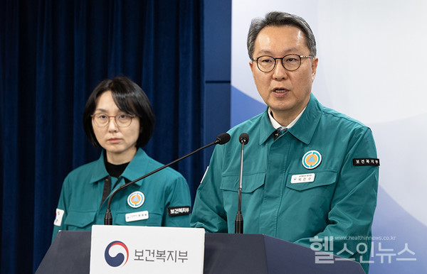 박민수중앙재난안전대책본부제1총괄조정관(보건복지부제2차관)이18일정부세종청사에서‘의사집단행동중앙재난안전대책본부회의’정례브리핑을하고있다.(사진출처:보건복지부)