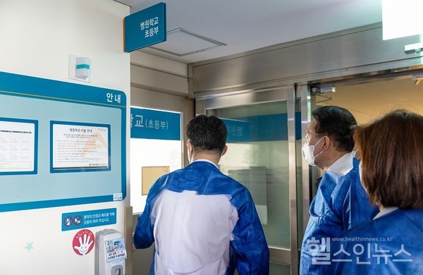 전날18일운석열대통령이서울아산병원어린이병원을방문,병원내학교를둘러보고있다.