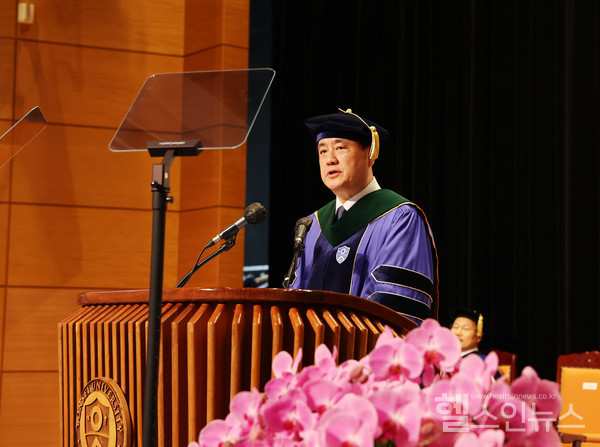 금기창제19대신임연세의료원장이취임식에서취임사를발표하고있다.