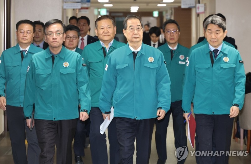 의대 정원 확대를 두고 '의정 갈등'이 계속되고 있는 20일 오후 한덕수 국무총리가 의료 개혁 관련 대국민 담화 발표를 위해 관계 장관들과 서울 종로구 정부서울청사 회견장으로 이동하고 있다.(사진=연합)