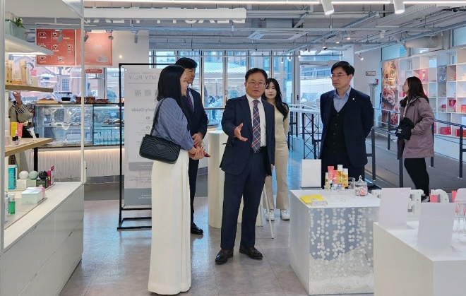 조항목 NS홈쇼핑 대표이사(가운데) 와 협력사 대표들이 뷰티플레이 홍대에서 간담회를 가졌다. / 사진=NS홈쇼핑 제공