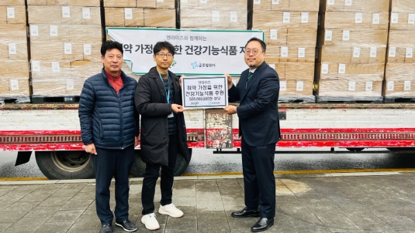 푸드뱅크마켓센터 송재우 센터장(왼쪽)과 글로벌쉐어 최석훈 팀장(가운데), 엔라이즈 김승훈 대표(오른쪽)
