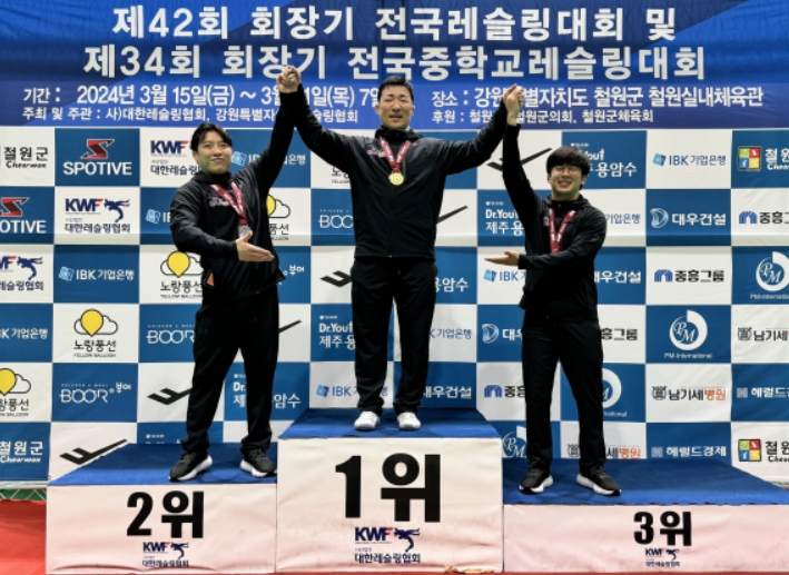 시상대에서 기념촬영(왼쪽부터 정용석, 강대규, 서우석 선수)