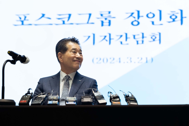 21일 포스코그룹 주주총회에서 회장으로 선임된 장인화 신임 회장은 이차전지소재 사업을 반드시 성공시키겠다는 의지를 내비쳤다. 장 회장은 이날 서울 강남구 포스코센터에서 열린 포스코홀딩스 주주총회에서 신임 회장으로 선임된 직후 기자간담회를 가졌다. 사진은 장인화 회장이 기자의 질의를 청취하고 있는 모습. (사진 = 포스코그룹 제공)