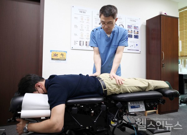 자생한방병원의료진이산재환자를치료하고있다