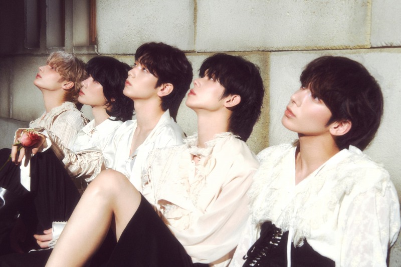 TXT, 미니 6집 ‘Romantic’ 버전 콘셉트 포토와 클립 공개…유리관 속 장미와 빈티지한 색감으로 로맨틱한 분위기 극대화