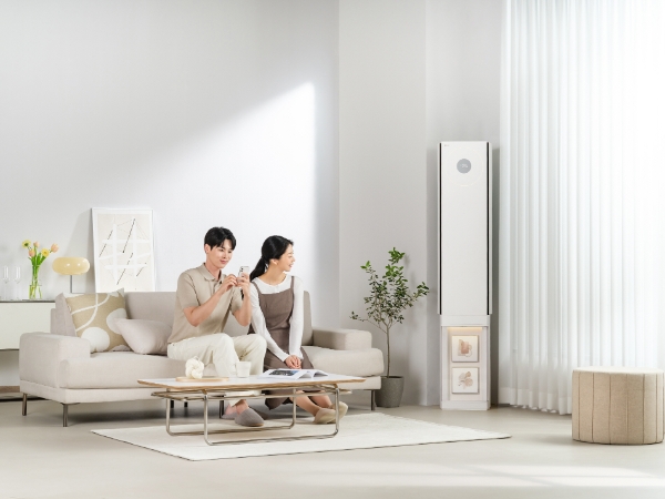 제품 하단 뷰케이스에 액자를 진열한 모습. / 사진=LG전자 제공