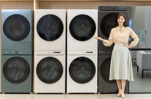 삼성전자 모델이 국내 최대 22kg 건조용량, 강화된 AI 맞춤건조 기능을 갖춘 '비스포크 그랑데 AI' 시리즈 건조기를 소개하고 있다. / 사진=삼성전자 제공