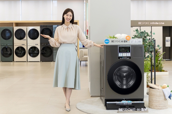 삼성전자 모델이 올인원 세탁건조기 '비스포크 AI 콤보' 등 건조기 풀 라인업을 소개하고 있다. / 사진=삼성전자 제공