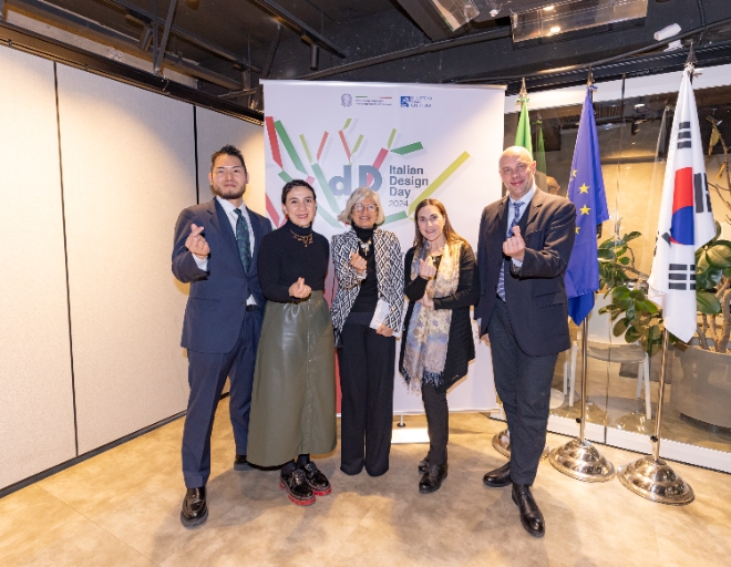 사진=(왼쪽부터) 양재혁 스튜디오 움직임 대표, 마리아 포로 살로네 델 모빌레 회장, 에밀리