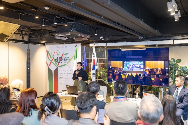 사진=강연중인 마리아 포로 살로네 델 모빌레 회장