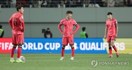 태국전에서 골을 허용한 한국 선수들이 허탈해 하고 있다.