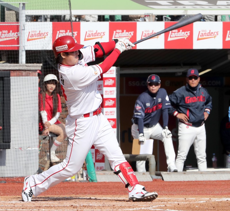 생애 첫 개막전 홈런을 날린 최정은 개인통산 459호 홈런을 터트리며 팀 승리를 이끌었다.