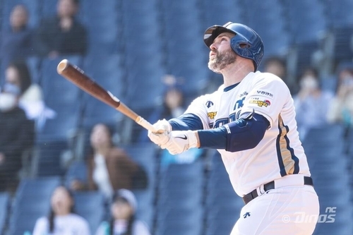 시즌 첫 끝내기 안타를 날린 NC의 메튜 데이비슨