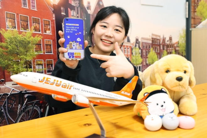 LG유플러스 펫비즈니스스쿼드 김소연 PO(Product Owner)가 ‘포동’이 선보이는 반려견 동반 전세기를 활용한 제주도 왕복 항공 상품을 소개하고 있다. / 사진=LG유플러스 제공