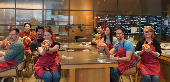 풀무원 뮤지엄김치간에서 외국인들이 김치를 만들고 기념 촬영하고 있다. / 사진=풀무원 제공