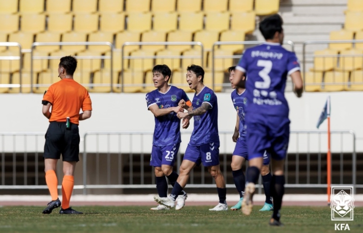 K4 진주시민축구단 공용훈(등번호 23번)이 K리그2 충남아산과의 코리아컵 2라운드 경기에서 골을 넣은 뒤 동료와 환호하고 있다.