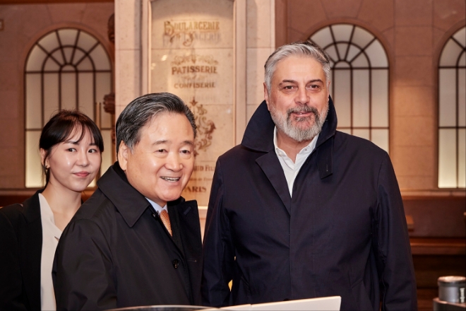 허영인 SPC 회장(왼쪽)과 마리오 파스쿠찌 회장이 함께 SPC그룹 주요 매장을 둘러보고 있다.