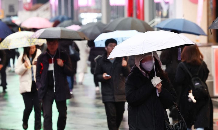 지난 12일 오후 서울 강남구 강남역 사거리 인근에서 우산을 쓴 시민들이 이동하고 있는 모습.