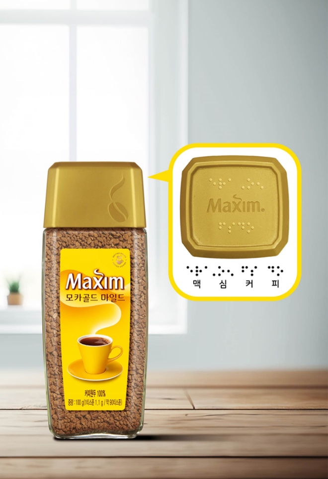 동서식품이 맥심 인스턴트 커피 병 제품에 시각장애인 소비자들을 위한 점자 표기를 도입했다. / 사진=동서식품 제공
