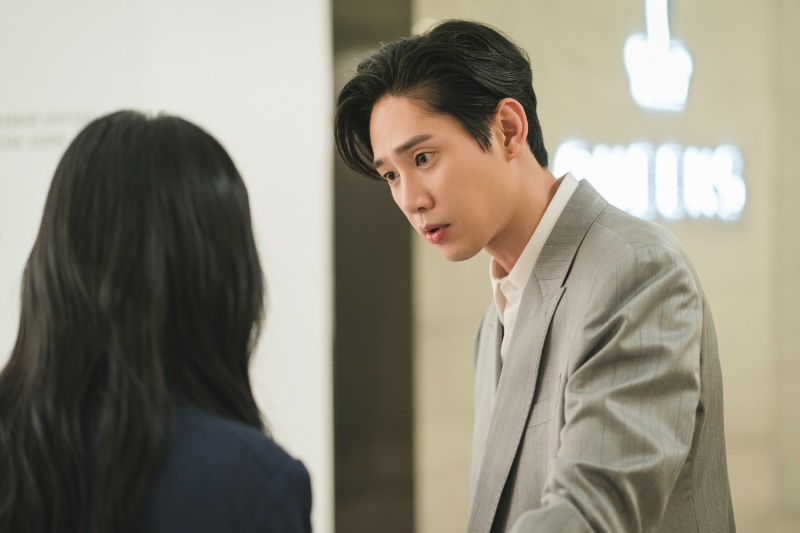 ‘눈물의 여왕’ 박성훈, 젠틀한 미소 지우고 드러낸 본색…‘긴장감 메이커’ 활약