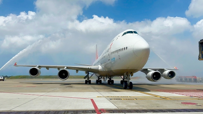아시아나항공은 보잉 747 여객기(HL7428)가 마지막 비행을 마치고 은퇴한다고 25일 밝혔다. 사진은 아시아나항공 B747 여객기가 25일(현지시간) 타이베이 타오위안 국제공항에 도착해 마지막 운항 기념 물대포 환영(Water Salute)을 받고 있는 모습. (사진 = 아시아나항공 제공)