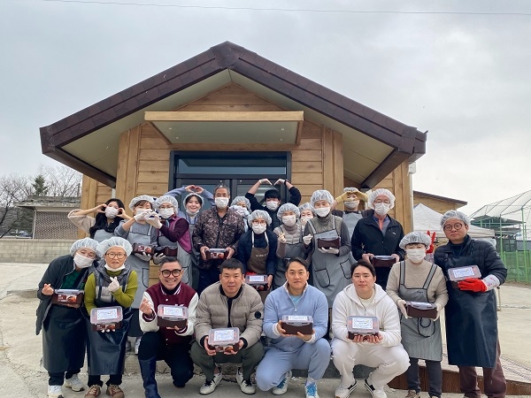 포천시종합사회복지관 김상진 관장(맨 앞 좌측 세 번째) 및 직원들과 함께 진행한 ‘3찬의 행복’ 단체 사진