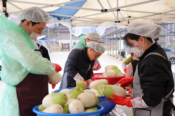 임직원 봉사활동에 참여 중인 ㈜브랜드리팩터링·㈜도미네이트
