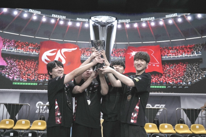넥슨은 지난 24일 진행된 ‘EA SPORTS FC™ Online(FC 온라인)’의 국내 정규리그 ‘2024 eK 리그 챔피언십 시즌 1’ 그랜드 파이널에서 KT 롤스터가 우승을 차지했다고 25일 밝혔다. 사진은 KT 롤스터가 챔피언십 우승 트로피를 들고 기념촬영을 하는 모습. (사진 = 넥슨 제공)