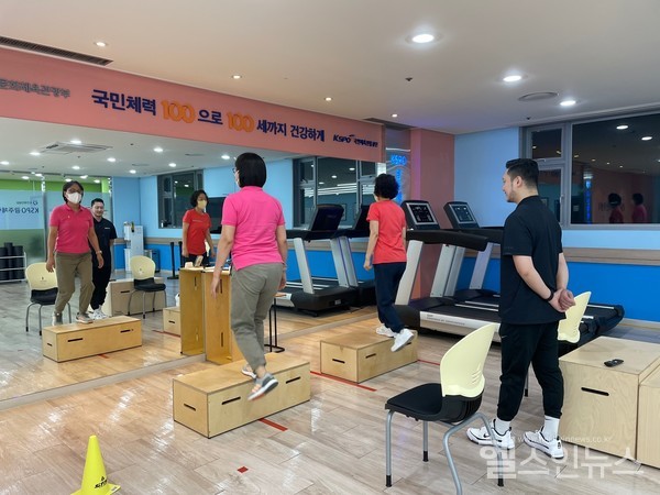 화순전남대학교병원광주전남권역암생존자통합지지센터가최근KSPO광주체력인증센터에서전문운동처방사가암생존자들과‘체력끌어올려’프로그램을진행하고있다.