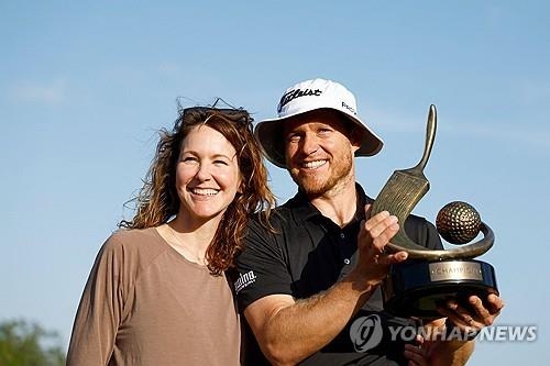 사진=아내와 우승의 기쁨을 나누는 맬너티