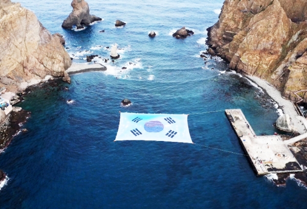 독도의 동도와 서도 사이의 바다 위에서 초대형 태극기 퍼포먼스를 펼친 장면