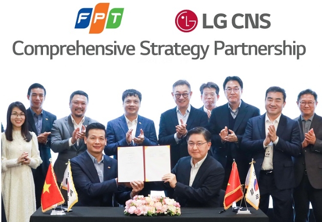 LG CNS는 마곡 LG CNS 본사에서 베트남 소재 IT기업인 ‘FPT그룹’과 비즈니스 협력을 위한 협약을 체결했다고 26일 밝혔다. 사진은 (우측 다섯 번째)LG CNS 현신균 대표와 (좌측 네 번째)FPT그룹 응우옌 반 코아CEO 등 관계자가 지켜보는 가운데 통신/유통/서비스사업부장 박상균 전무와 FPT그룹 부 아잉 뚜 CTO가 MOU를 체결하는 모습. (사진 = LG CNS 제공)