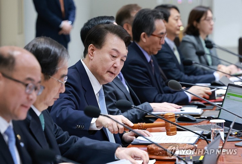 윤석열 대통령이 26일 서울 용산 대통령실 청사에서 열린 국무회의를 시작하며 의사봉을 두드리고 있다.(사진=연합)