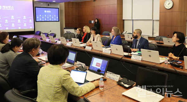 연세대학교보건대학원교수진과영국보건안보청관계자들이대화를나누고있다.