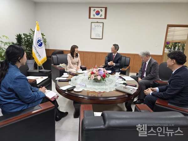 (왼쪽부터)헐커스김미영대표및관계자,박세권교육장,권기원교육지원국장,한영환체육과장(헐커스제공)